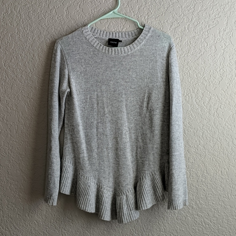 Cliche Ruffle Hem light sweater